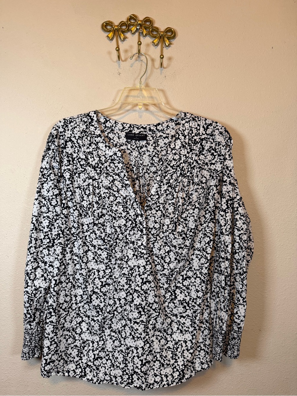 Lane Bryant Black & White Floral V-Neck Long Sleeve Blouse. Size 18